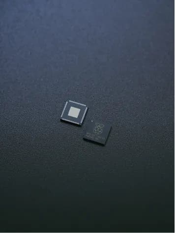 Elektronik komponent tedariki: karanlık yüzeyde QFN entegre ve SMD çip yakın çekim