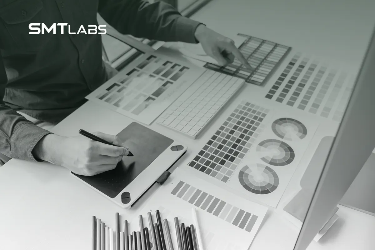 Grafik tablet ve renk paletleriyle çalışan bir tasarımcı